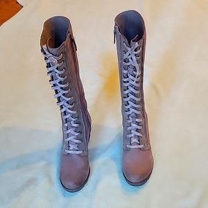 Sorel Joan of arc Women's Heeled Boots in tan in like new condition